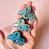 Labradoriet edelsteen slang carving, 5 cm, set van 3 met iriserende blauw-groene schubben Moonlight Gemstones
