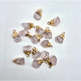 Kleine hangers met ruwe edelsteen (roze quartz), 1–1,5 cm, goudkleurige kap en oogje, startpakket