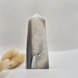 Grijze agaat obelisk toren met druzy opening, gepolijste edelsteen 170 g — Moonlight Gemstones