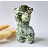 Mosagaat vrouwenbeeldje, moss agate 8 cm hand-polished gemstone carving by Moonlight Gemstones.