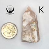 Handgemaakte bloemagaattoren van Moonlight Gemstones, roze met witte insluitsels naast een 2-euro munt