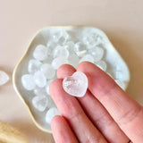Mini bergkristal hartje edelsteen (1,5 cm) voor crystal confetti; held tussen vingers, vele heldere hartvormige kristallen in schaal