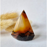 Druzy grijze agaat staande edelsteen kristal, #14 (43 g) met amberbruine tinten en donkere voet