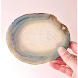 Edelsteen Druzy Agaat schijf op standaard (11–14 cm) – Moonlight Gemstones, blauw-grijs banding met crème druzy kern