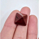 Mini Edelsteen Piramide van Moonlight Gemstones in diep rood