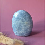 Celestien edelsteen freeform, zachtblauwe gepolijste steen