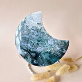 XL edelsteen mosagaat maan op standaard met blauwgroene drusy patronen, Moonlight Gemstones
