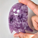 Lepidoliet Spookje Edelsteen ghost-shaped purple crystal from Moonlight Gemstones with white eyes and smile