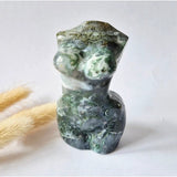 Mosagaat vrouwenbeeldje 8 cm (#31) – handgeslepen edelsteen carving