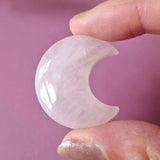 Rozenkwarts maansteen, 3 cm, handsteen in zacht roze kristal