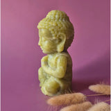 Serpentijn Boeddha - handgesneden meditatiebeeld van edelsteen in geelgroene serpentine, circa 15 cm, Moonlight Gemstones