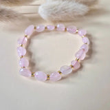 Edelsteen armband Rozenkwarts – Moonlight Gemstones, natuurlijke chips met gouden spacers