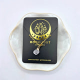 Goudkleurige ketting met ruwe bergkristal hanger (1cm) van Moonlight Gemstones.
