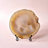 Edelsteen druzy agaat schijf op standaard (11–14 cm) in warme beige tinten, Moonlight Gemstones