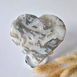 Grote drusy mosagaat hart op metalen standaard, zilverkleurig edelsteenobject