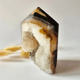 Druzy agaat toren uit Uruguay – Moonlight Gemstones, natuurlijke geode met witte kristallen en bruine banden, 599 g