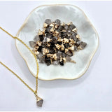 Goudkleurige ketting met ruwe rookkwarts hanger (1 cm) van Moonlight Gemstones