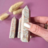Edelsteen Red Net Stone Toren by Moonlight Gemstones, 7–9 cm tall, pale stone with orange-red veining