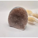 Druzy grijze agaat freeform staande edelsteen kristal met roze-paarse kristallen cluster