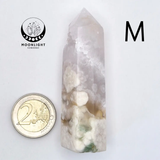 Handgemaakte bloemagaattoren van Moonlight Gemstones; lavendelroze agaat met witte inclusies, 2 euro munt voor schaal
