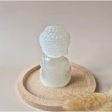 Edelsteen Seleniet Boeddha 8 cm op ronde houten basis, witte seleniet sculptuur