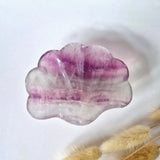 Edelsteen carving schaal in schelpvorm van fluoriet; roze-paarse banding, Moonlight Gemstones