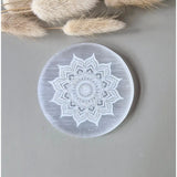 Seleniet oplaadschijf met spirituele gravering: witte mandala, 10 cm, Moonlight Gemstones