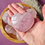 Rozenkwarts hart, handgeslepen (5–7 cm), Moonlight Gemstones Valentijn; roze edelsteen in hand