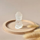Edelsteen Seleniet Boeddha 6 cm van Moonlight Gemstones op houten schijf voor zuivering en bescherming, transparant