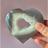 Druzy grijze agaat edelsteen hart met standaard, Moonlight Gemstones 122 g