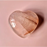 Grote hematoïde kwarts hart van Moonlight Gemstones, roze tint, gepolijste edelsteen