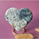 XL edelsteen druzy mosagaat hart op gouden metalen standaard, 223 g