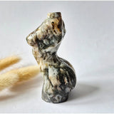 Meerkleurig mosagaat vrouwenbeeldje, 8 cm, handgeslepen edelsteen – Moonlight Gemstones