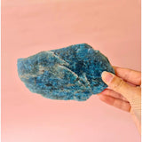 Blau Apatiet schijf van Moonlight Gemstones, 246 g, vastgehouden door hand
