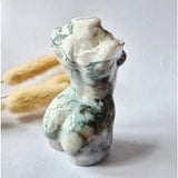 Mosagaat vrouwenbeeldje, 8 cm, handgeslepen edelsteen sculptuur met groen-witte aders
