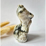 Mosagaat vrouwenbeeldje, 8 cm, handgeslepen edelsteen met groen-wit patroon en donkere aders
