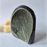Moonlight Gemstones druzy agaat geode uit Uruguay, 482 g, groene druzy kristallen in een donkerpaarse buitenkant
