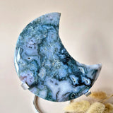 XL edelsteen mosagaat maan op standaard met druzy patronen, blauwgroene marmerachtige textuur