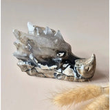 Moonlight Gemstones XL UV-Reactieve Agaat Drakenschedel, grijs-wit met zwarte aders
