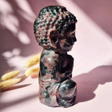 Granaat Buddha beeld 15 cm, donker marmerachtige edelsteen met rode en zwarte tinten