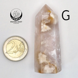Handgemaakte bloemagaattoren van Moonlight Gemstones, roze agaat met witte insluitsels, naast een 2-euro munt voor schaal.