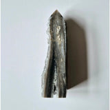 Edelsteen Druzy Sphaleriet Obelisk; donkergrijze toren met sprankelende witte druzy langs randen