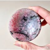 Rhodoniet schaaltje Moonlight Gemstones, rond 6–7 cm, roze met zwarte marmering