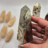 Moonlight Gemstones Pyriet Toren uit Peru, 8-10 cm, Druzy en metallic glans edelsteen obelisk