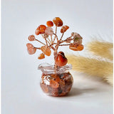 Mini Edelsteen Money Tree with orange gemstone chips in a glass jar