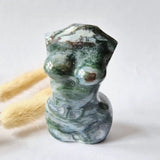Mosagaat vrouwenbeeldje 8 cm, handgeslepen edelsteen met groen-witte mossagaatpatronen