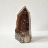 Rookkwarts Toren van Moonlight Gemstones, 330 g, smoky quartz met diepe insluitsels.