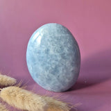 Celestien edelsteen freeform van Moonlight Gemstones, zachtblauwe tint
