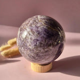 XL Dream Amethist Edelsteen Bol, 116 mm amethyst sphere on wooden stand, Moonlight Gemstones