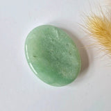 Groene aventurijn duimsteen van Moonlight Gemstones, zorgensteen, ovaal en glad